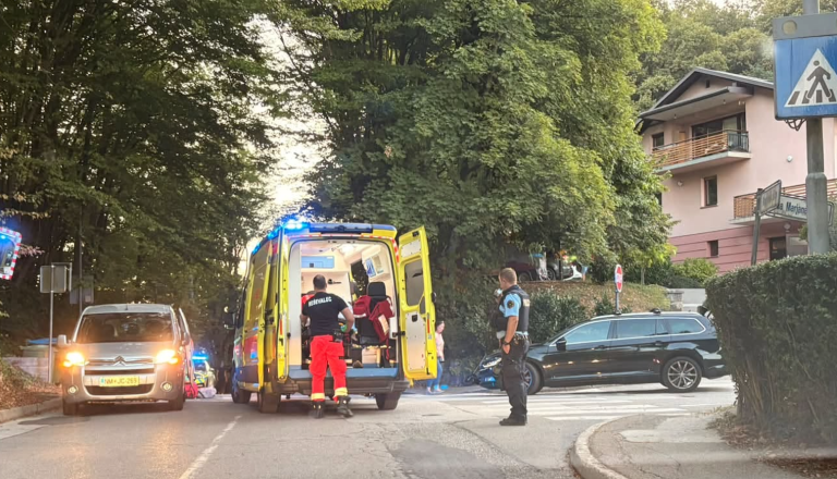 Nove podrobnosti hude nesreče v Novem mestu, 58-letnik stopil s stopnice komunalnega tovornjaka, nakar je vanj trčil avtomobil 