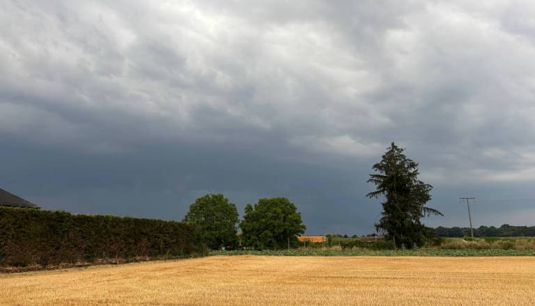 Vroč začetek dneva, popoldne pa sprememba vremena in nevihte