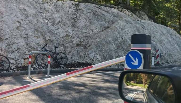 Nova nesreča na Vršiču: Kolesar trčil v zapornico, v nekaj dneh že več poškodovanih