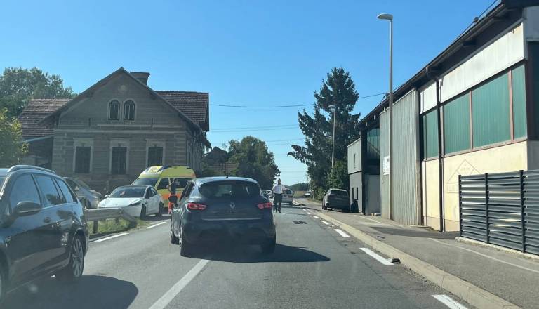 FOTO: Trčenje avtobusa in avtomobila  v Noršincih pri Ljutomeru ohromilo promet