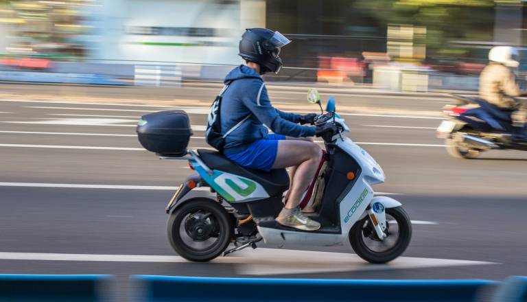 Mladoletnik s predelanim mopedom divjal kar 85 kilometrov na uro
