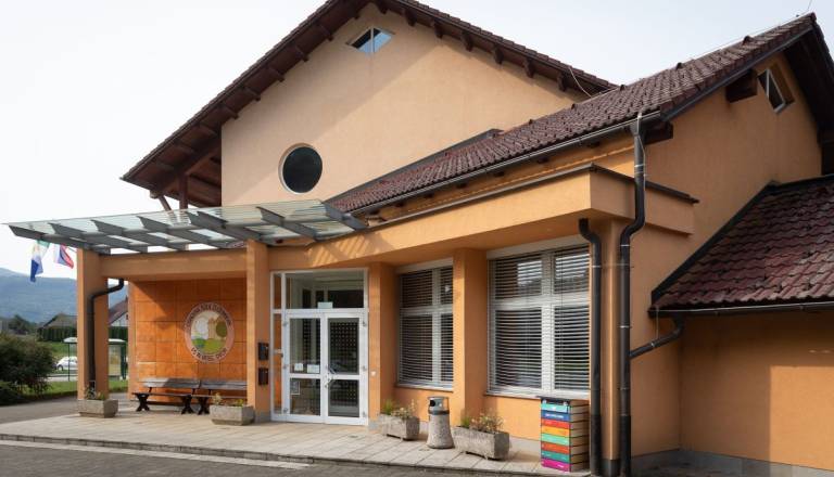 Predvidoma do konca leta bo dostop do knjižnice Dvor spremenjen