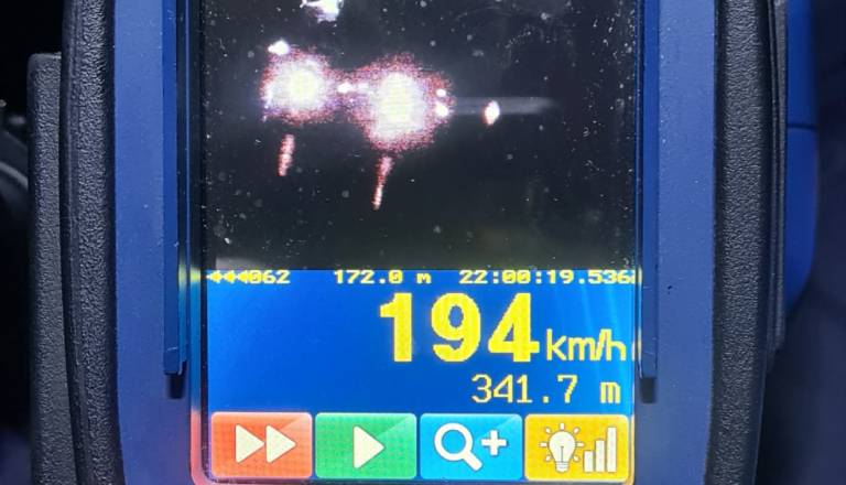 23-letnik na avtocesti pri omejitvi 100 vozil kar 194 kilometrov na uro