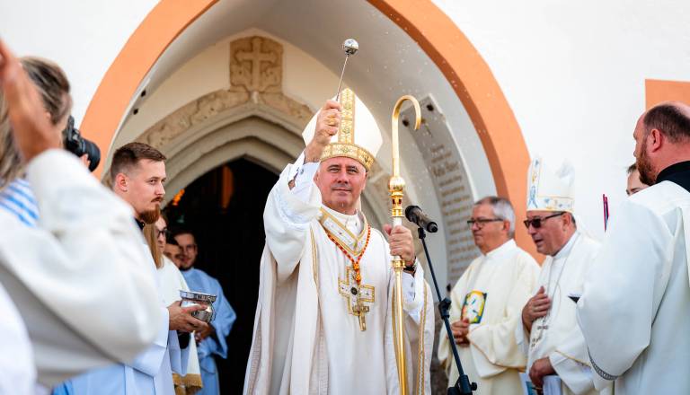 FOTO in VIDEO:Poseben obisk v Malečniku: Kardinal iz Rima blagoslovil prenovljeno svetišče in poudaril: »Kristusova Cerkev ni samo stavba«