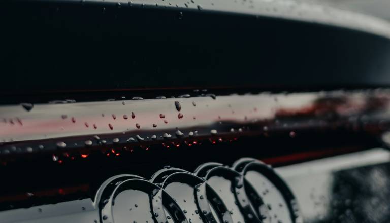 Po romskem naselju z Audijem ‘nabral’ šest kršitev