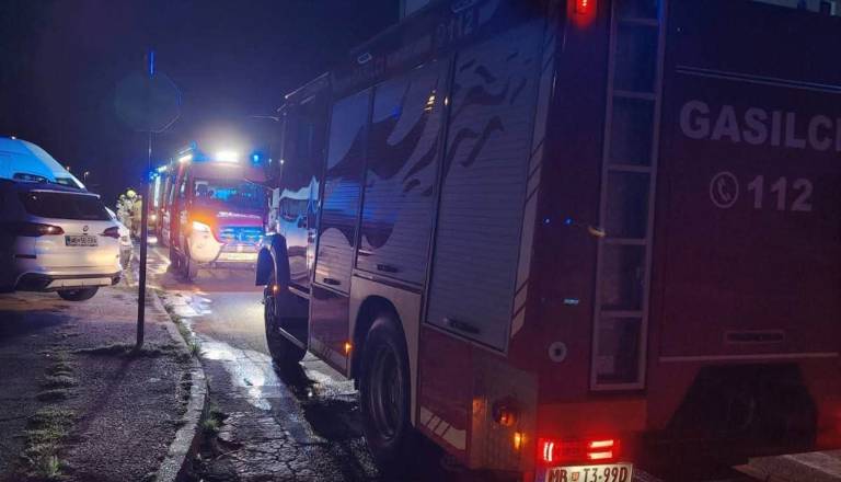 Med polnjenjem zagorela baterija električnega skiroja, tri osebe končale v UKC Maribor