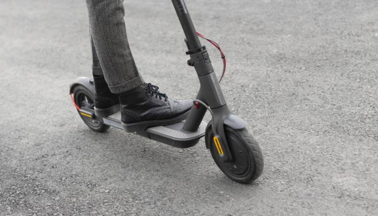 Mladoletna voznica skuterja trčila v pešk, v Mariboru tudi nesreča z električnim skirojem