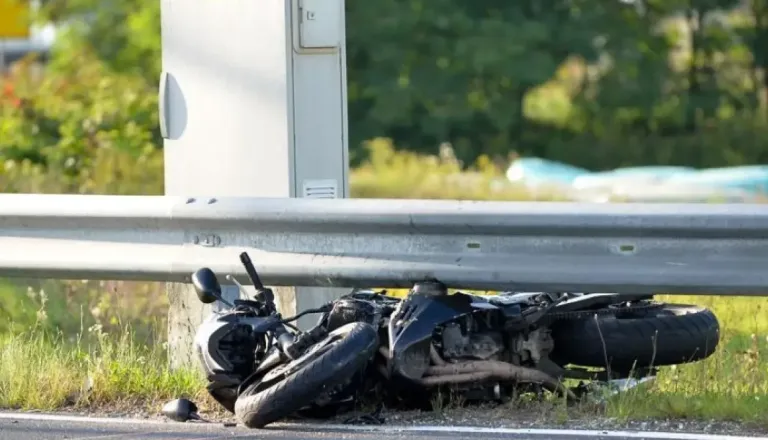 V okolici Maribora trčila osebno vozilo in motorno kolo, motorist končal v bolnišnici