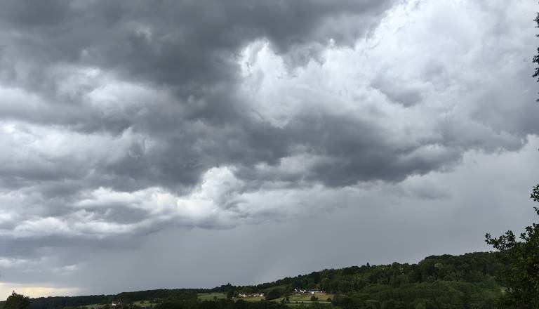 Pripravite jakne in dežnike, temperature bodo padle za okoli 15 stopinj