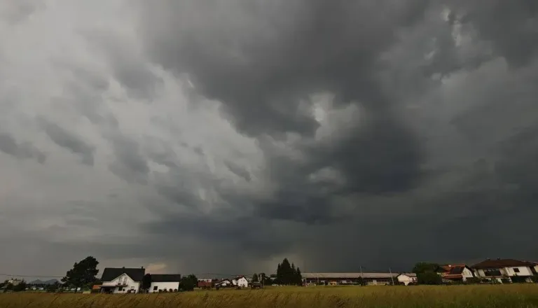 Meteorologi napovedujejo vremenski preobrat, za naše kraje izdano oranžno opozorilo