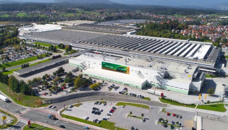 Revoz uvaja dodatno izmeno in išče več kot 300 novih delavcev: Začenja se proizvodnja Dacie Spring