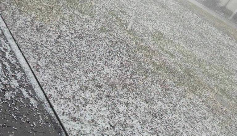 FOTO: Toča pobelila Metliko, še danes lahko sledijo nove padavine
