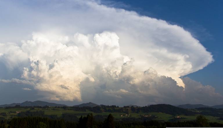 Pozor, prihaja intenzivna nevihtna linija: Meteorologi razglasili veliko nevarnost pojava toče