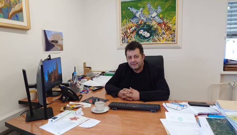 Županu očitajo, da je pri ZD Trebnje posredoval pri kriminalistih: »To niso samo floskule, ampak resna obdolžitev«
