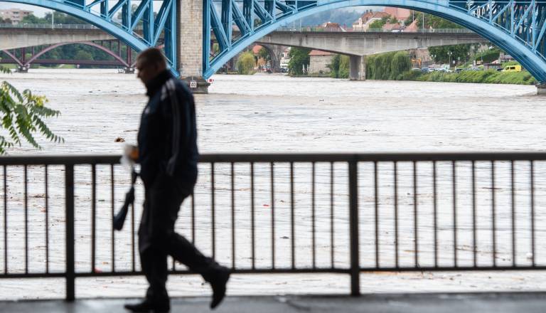 Zaradi močnih nalivov bodo reke hitro naraščale, možna tudi razlivanja