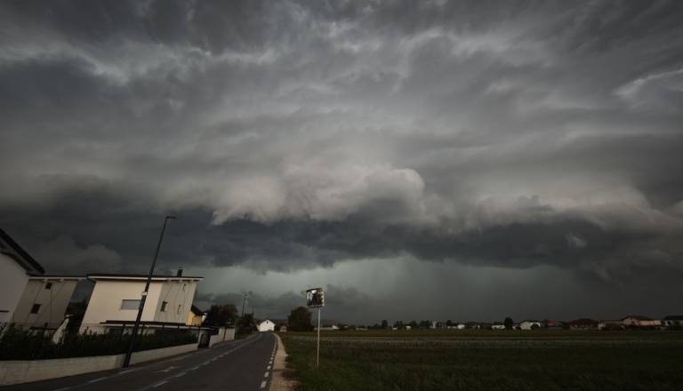 FOTO in VIDEO: Ljubljano dosegel silovit naliv: Močan veter, grmenje, ponekod tudi toča