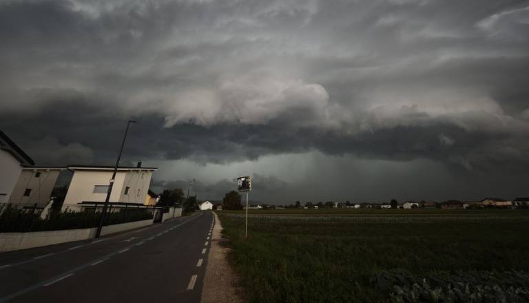 FOTO in VIDEO: Ljubljano dosegel silovit naliv: Močan veter, grmenje, ponekod tudi toča