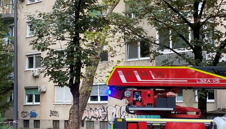 FOTO: Močan veter izruval drevo, to se je naslonilo na blok