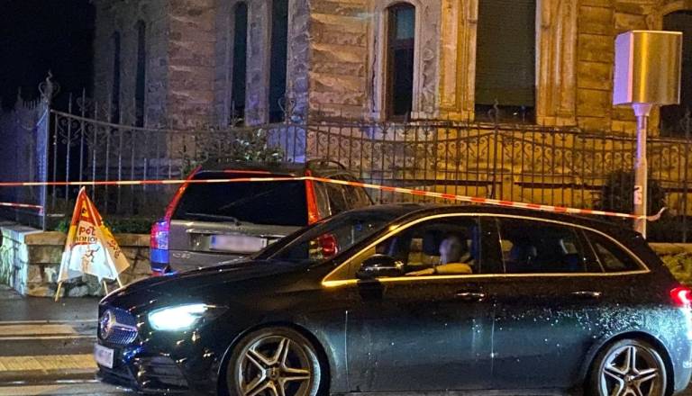 FOTO: Avto v središču Ljubljane zapeljal s ceste in končal v ograji