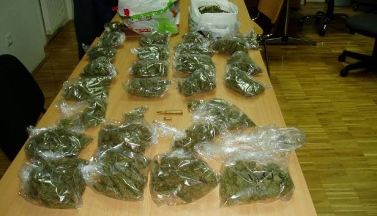 zasežena marihuana in naboja.JPG