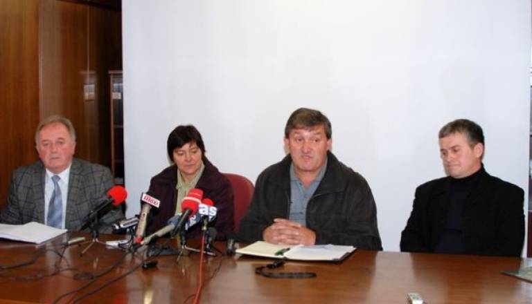 Z leve proti desni Marjan Perša, Marija CigÃ¼t, Franc Kučan in Roman Žveglič