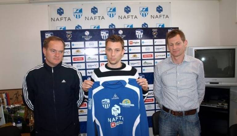  Damir Pekič s trenerjem Damirjem Robom in športnim direktorjem Marjanom Drvaričem