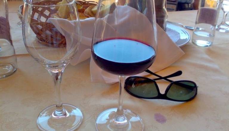 Pol kozarca vina na dan prežene zdravnika vstran