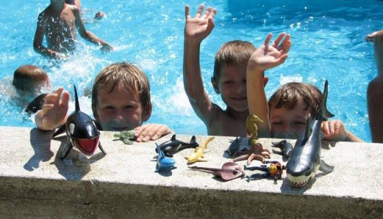 Najmlajši z igračkami.JPG