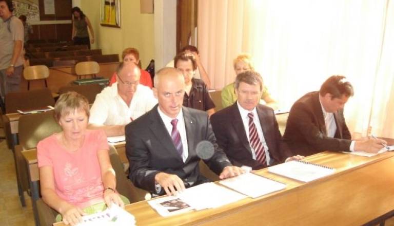 Uprava, lastniki in sindikat za čim več zaposlenih