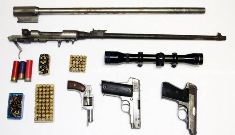 Orožje, najdeno pri preiskavi.jpg