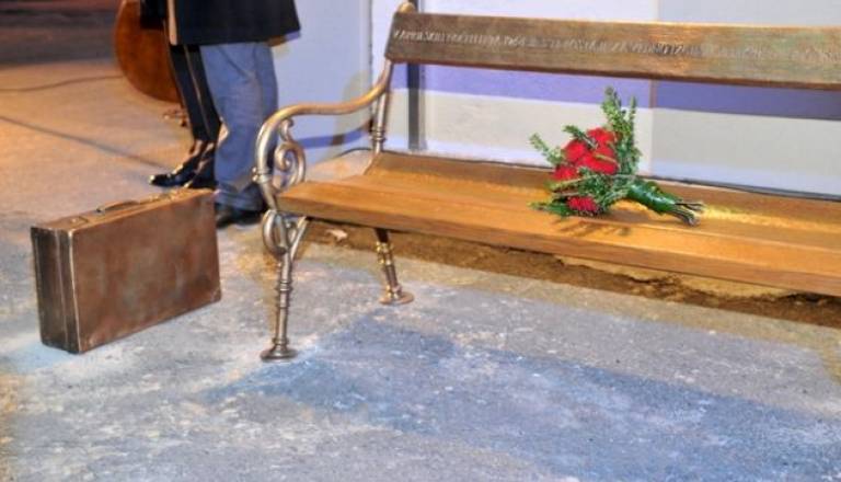  Klop in kovček metaforično opozarjata na usodo prekmurskih Judov