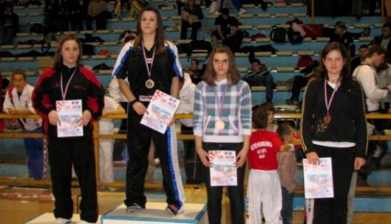 Aleša Bagari (skrajno desno)