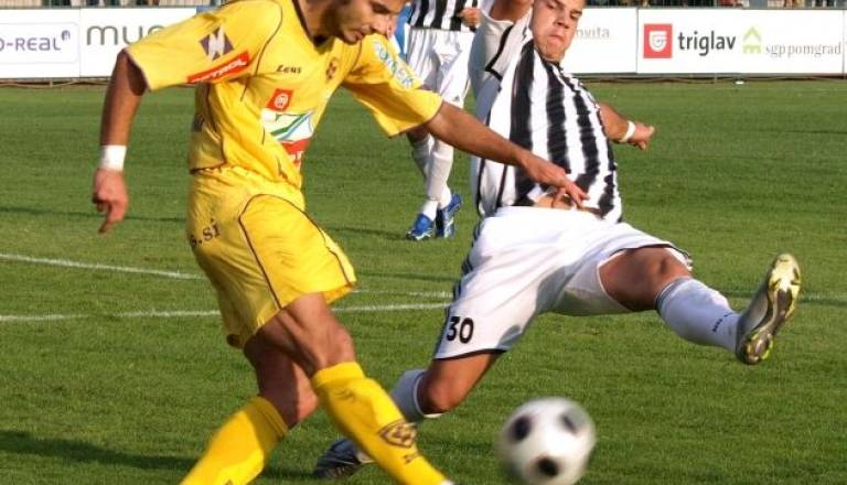 Mitja Flisar v dresu Mure 05 na prijateljski tekmi z Mariborom