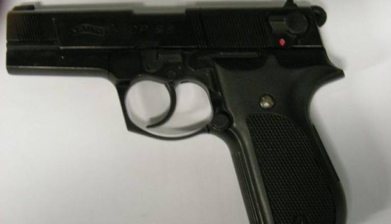 0912-33-10 - Zasegli plinsko pištolo.jpg