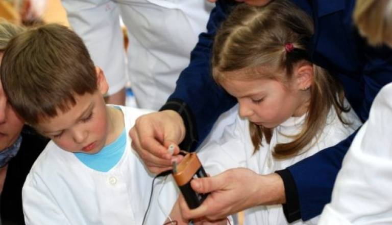 105 pomurskih vrtcev prejelo Skrinje odkritij (27).JPG