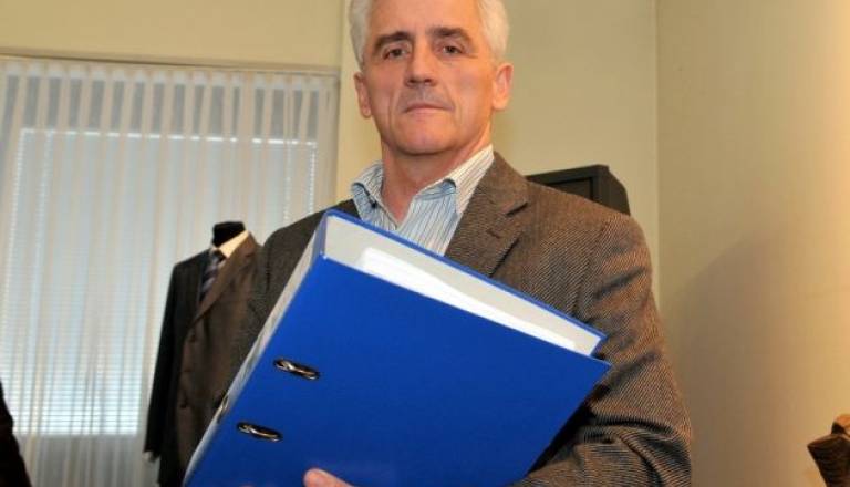 Stečajni upravitelj Mure Branko Äorđević s fasciklom debelim 479 strani