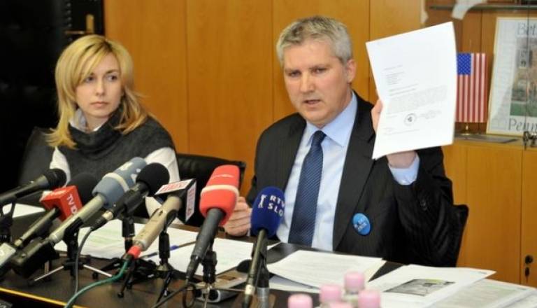 Štihec kaže pisma, ki jih pošiljal predsedniku vlade Pahorju