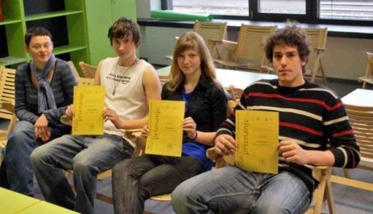 Udeleženeci tekmovanja z mentorico