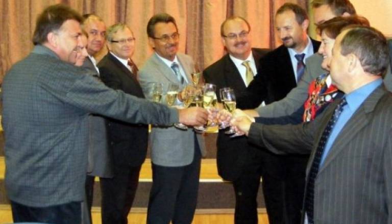 Tako so leta 2008 Dolinski kanalizaciji nazdravili župani