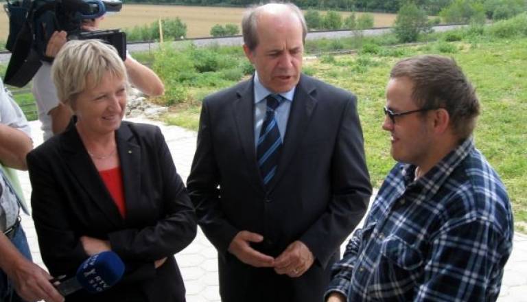 Ivan Svetlik med pogovorom z zaposlenim na ekosocialni kmetiji v Šalovcih