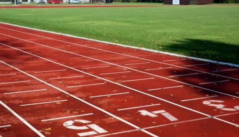 Atletski štadion v Murski Soboti nima ne 400 metrske proge, ne osem stez