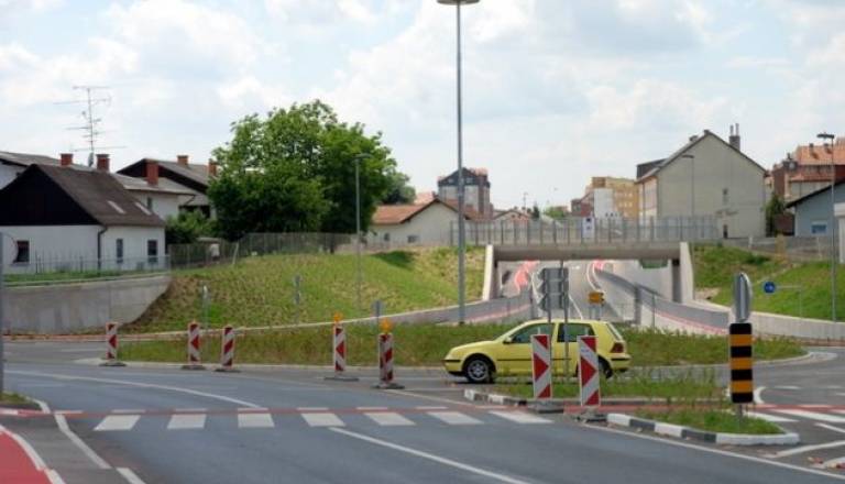 Promet pod podvozom ne bo stekal še nekaj časa (1).JPG