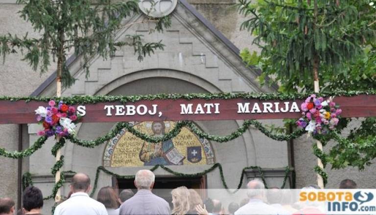 Tudi letos so ljudje peš v Turnišče priromali iz vseh koncev Prekmurja