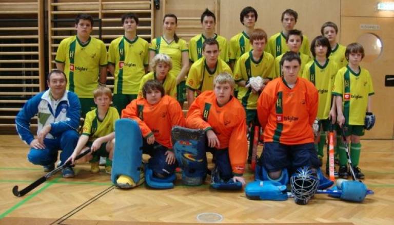 U14 in U16 DUNAJ rumeni dresi.JPG