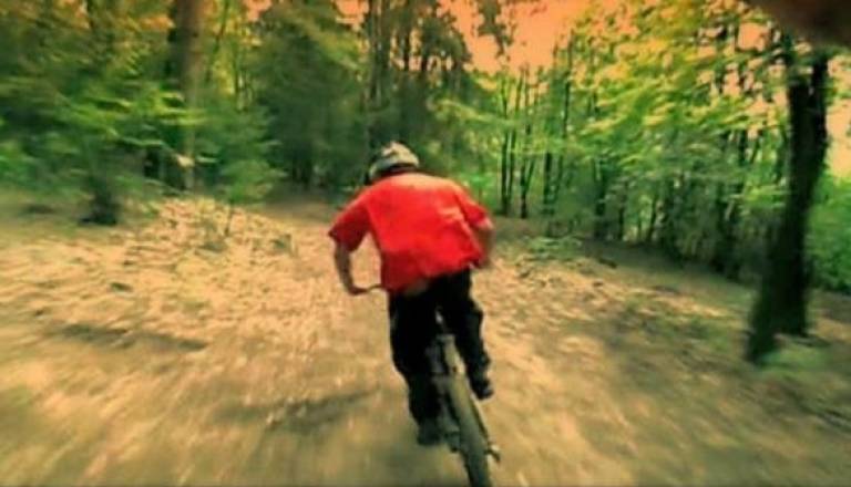 Vozi Tadej Valentan, s kamero ga spremlja Dušan Lepoša