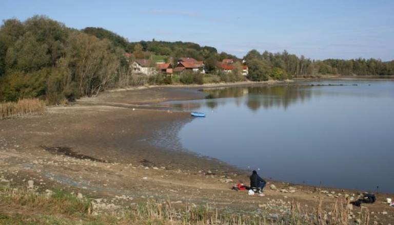 Gladina jezera padla že za več kot dva metra.