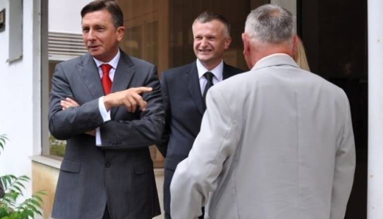 Kriminalisti so se osredotočili na preiskovanje kaznivega dejanja zlorabe uradnega položaja ali uradnih pravic.