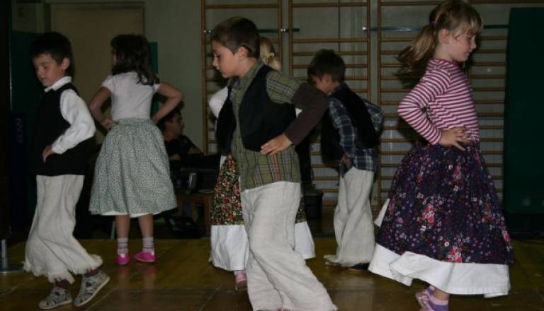 Mlajša folklorna skupina OŠ Grad.