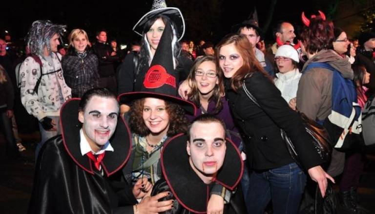 Prireditev Noč čarovnic velja za eno največjih prireditev v Pomurju, saj privabi obiskovalce z vse Slovenije. Žal je organiziran na lokaciji, ki je naravovarstveno zaščitena..