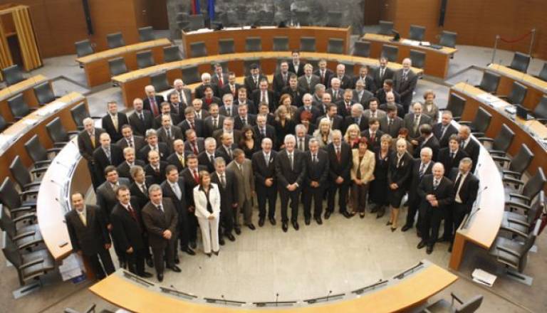 Novo bero poslancev bomo izbrali 4. decembra.